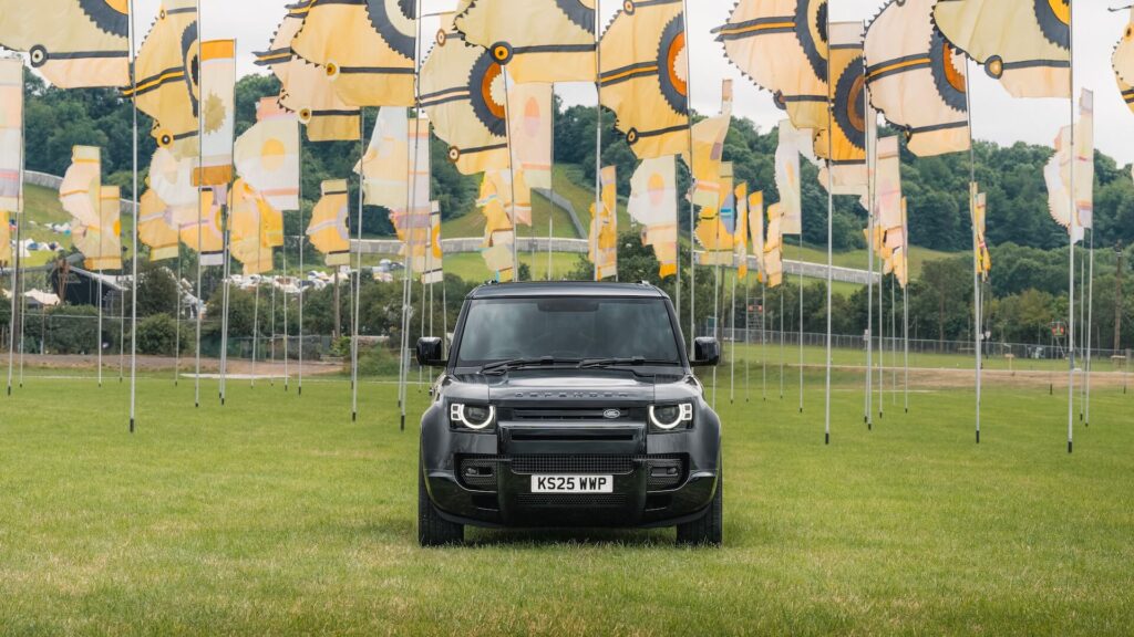 Defender un Glastonberijas festivāls apvienojas 2025. gada vasaras piedzīvojumam 11 Defender un Glastonberijas festivāls apvienojas 2025. gada vasaras piedzīvojumam