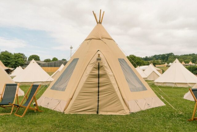 Defender Glastonberijas nometnē_01 (1) Defender un Glastonberijas festivāls apvienojas 2025. gada vasaras piedzīvojumam