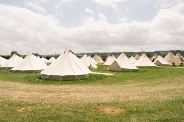 Defender Glastonberijas nometnē_02 (1) Defender un Glastonberijas festivāls apvienojas 2025. gada vasaras piedzīvojumam