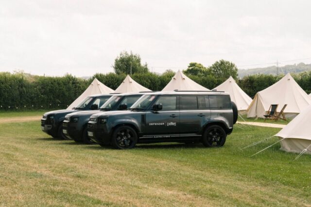 Defender Glastonberijas nometnē_03 (1) Defender un Glastonberijas festivāls apvienojas 2025. gada vasaras piedzīvojumam