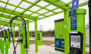 Neste atklāj piekto lieljaudas elektrības uzlādes staciju Latvijā