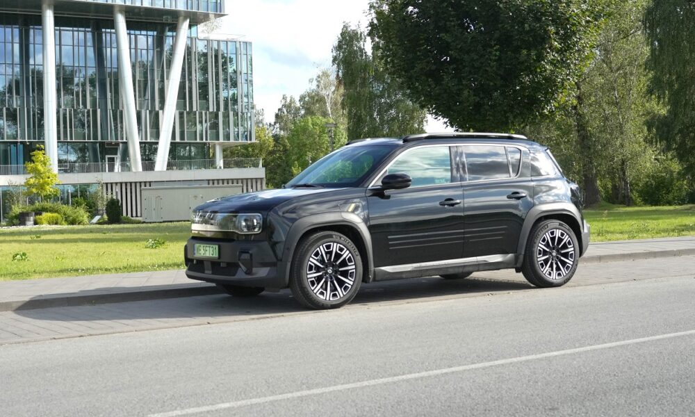 No Rīgas līdz Lejaslīgām – ceļojums ar Renault 4 un stilu, kas nemirstīgs