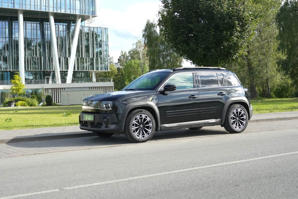 No Rīgas līdz Lejaslīgām – ceļojums ar Renault 4 un stilu, kas nemirstīgs