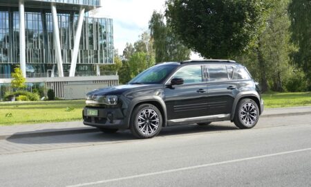 No Rīgas līdz Lejaslīgām – ceļojums ar Renault 4 un stilu, kas nemirstīgs