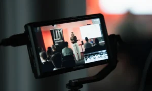 Pētījums: mākslīgā intelekta ambīcijas apsteidz organizāciju spēju pielāgoties pārmaiņām