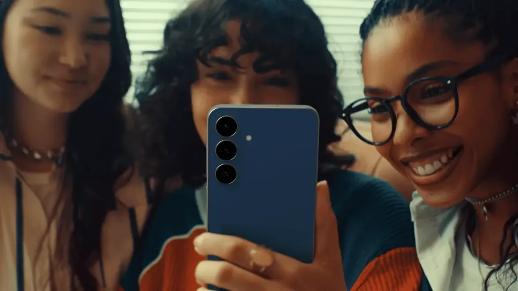 Mākslīgais intelekts kļūst vēl pieejamāks ar jauno Galaxy S25 FE viedtālruni 