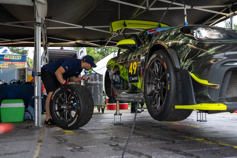 “Porsche Latvia Racing Team” komanda noslēdz Baltijas autošosejas čempionātu ar uzvaru BGT AM+ klasē 16 “Porsche Latvia Racing Team” komanda noslēdz Baltijas autošosejas čempionātu ar uzvaru BGT AM+ klasē
