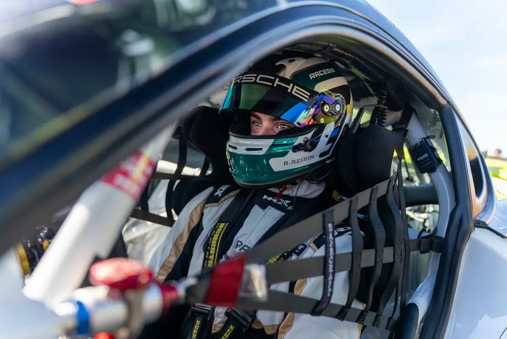 “Porsche Latvia Racing Team” komanda noslēdz Baltijas autošosejas čempionātu ar uzvaru BGT AM+ klasē 14 “Porsche Latvia Racing Team” komanda noslēdz Baltijas autošosejas čempionātu ar uzvaru BGT AM+ klasē