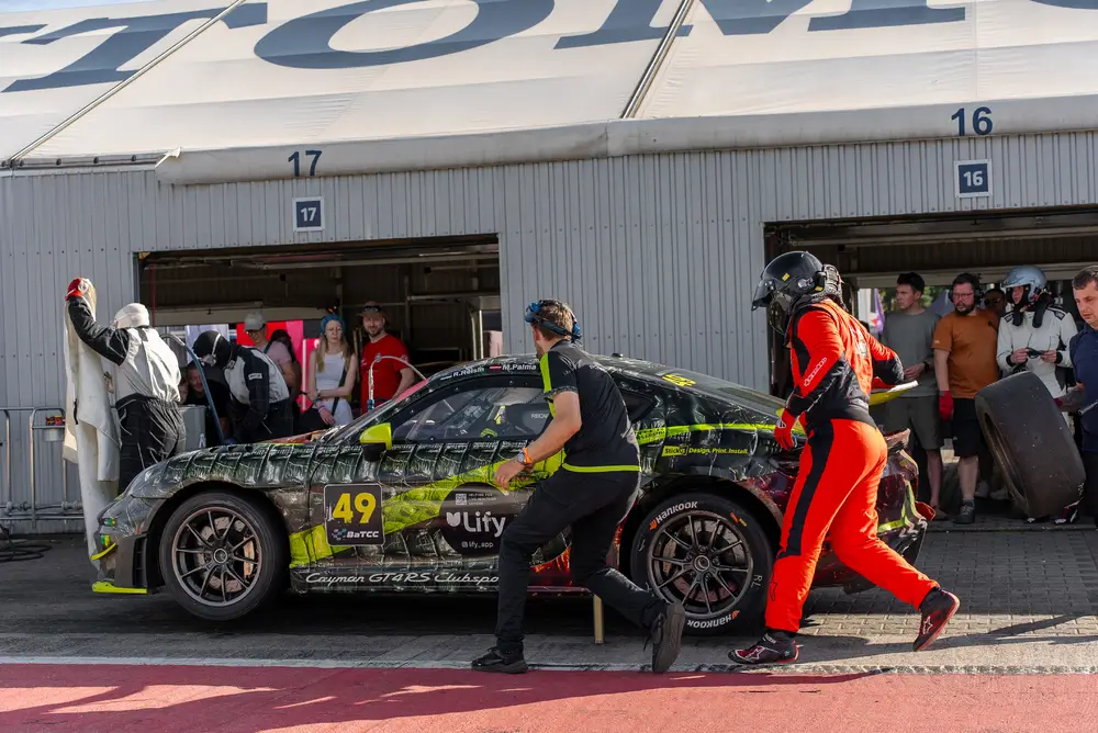 “Porsche Latvia Racing Team” komanda noslēdz Baltijas autošosejas čempionātu ar uzvaru BGT AM+ klasē 15 “Porsche Latvia Racing Team” komanda noslēdz Baltijas autošosejas čempionātu ar uzvaru BGT AM+ klasē
