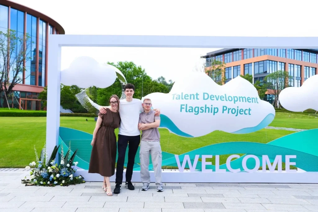 Huawei Seeds for the Future: divi studenti no Latvijas tehnoloģiju sirdī Ķīnā