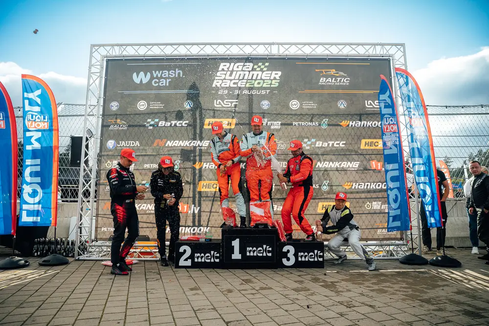 “Porsche Latvia Racing Team” izcīna uzvaras GT4 klasē sprintā un pjedestālu izturības sacīkstēs Biķerniekos 9 “Porsche Latvia Racing Team” izcīna uzvaras GT4 klasē sprintā un pjedestālu izturības sacīkstēs Biķerniekos