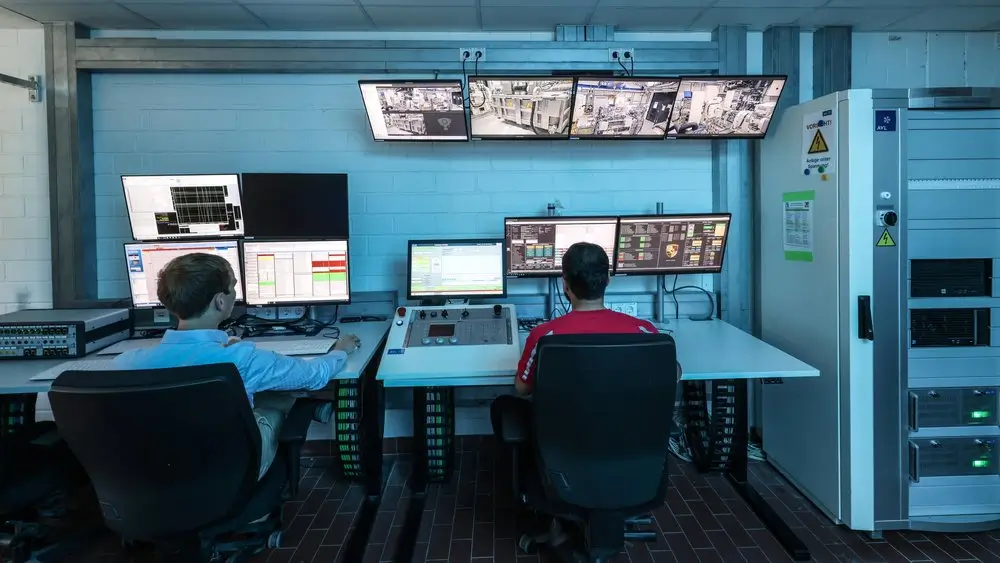 "Porsche" ekstremālos apstākļos testē jauno un pilnībā elektrisko "Cayenne" – uz ceļiem, trasē un virtuāli 15 "Porsche" ekstremālos apstākļos testē jauno un pilnībā elektrisko "Cayenne"