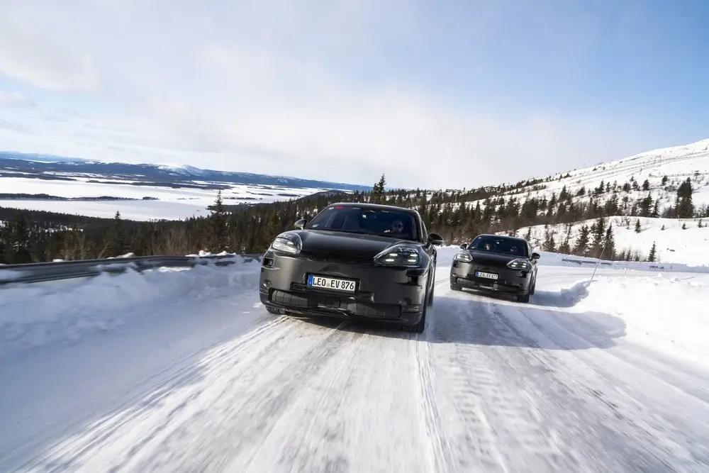 "Porsche" ekstremālos apstākļos testē jauno un pilnībā elektrisko "Cayenne" – uz ceļiem, trasē un virtuāli 16 "Porsche" ekstremālos apstākļos testē jauno un pilnībā elektrisko "Cayenne"