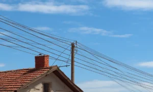 Tet aicina nepieļaut prettiesiskas gaisvadu kabeļu “konsolidācijas” iniciatīvas Rīgā