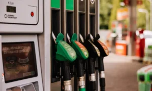 Analītiķi prognozē naftas cenu kritumu rudenī