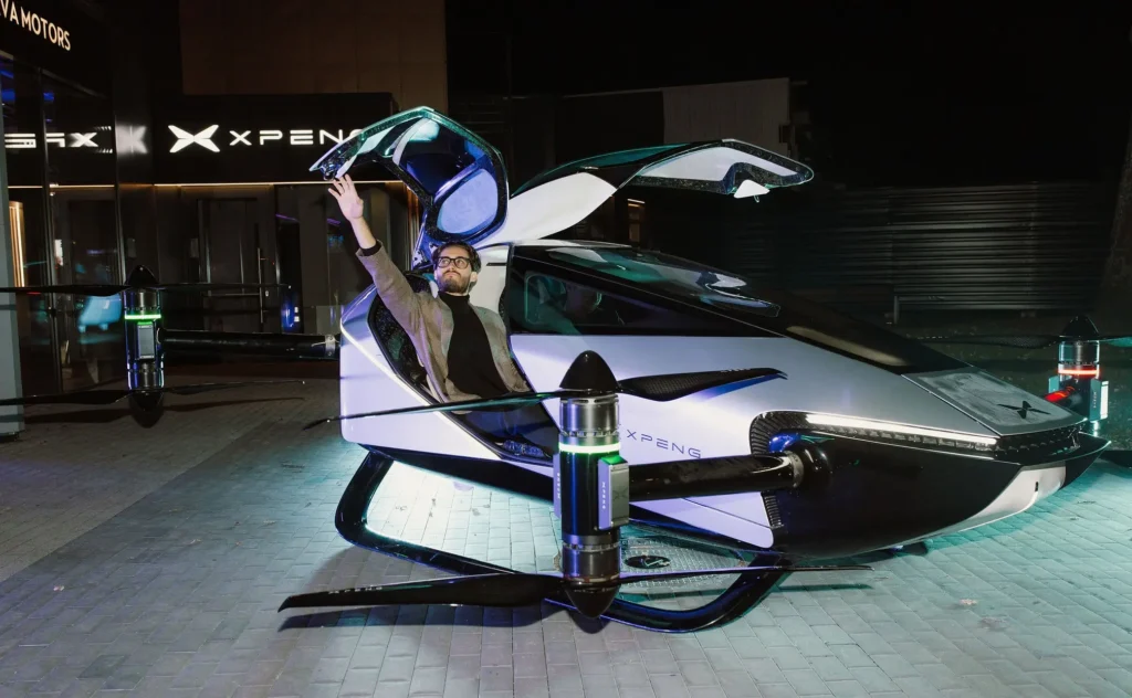 svinīgā pasākumā atklāts jaunais “XPENG Center Riga” autosalons