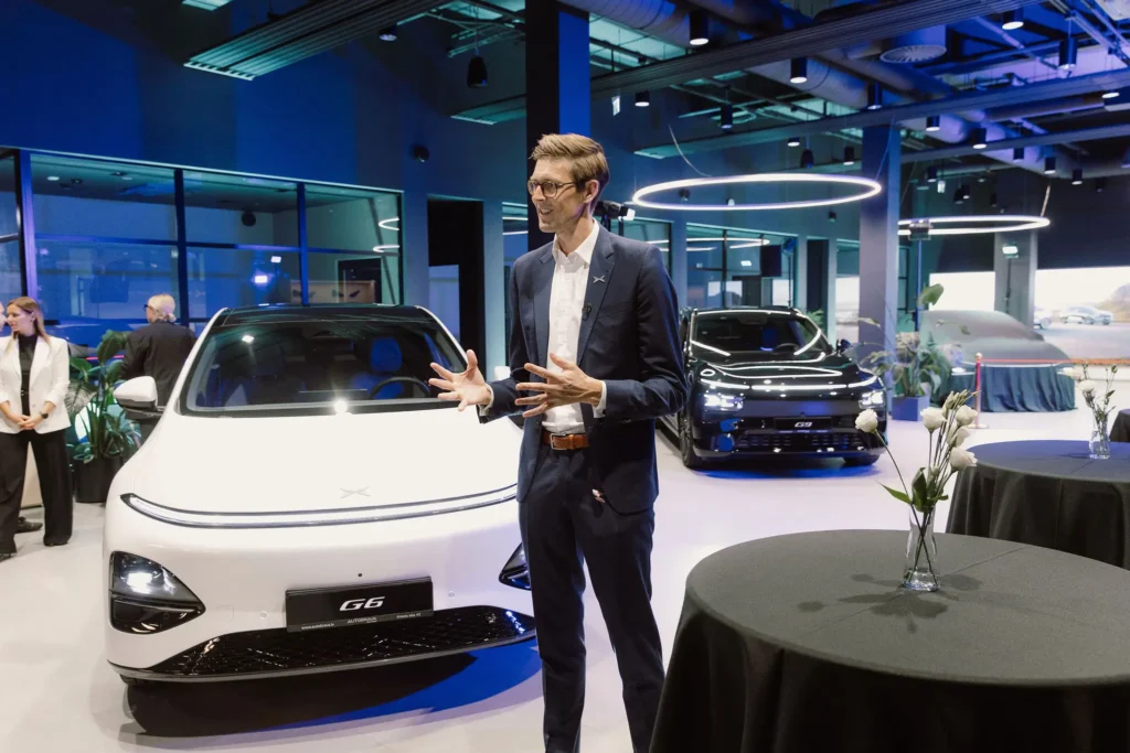svinīgā pasākumā atklāts jaunais “XPENG Center Riga” autosalons