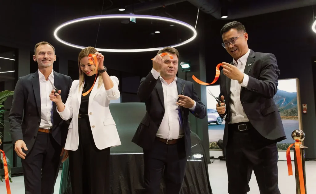 svinīgā pasākumā atklāts jaunais “XPENG Center Riga” autosalons