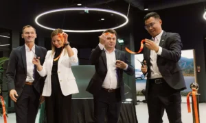 svinīgā pasākumā atklāts jaunais “XPENG Center Riga” autosalons