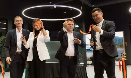 svinīgā pasākumā atklāts jaunais “XPENG Center Riga” autosalons