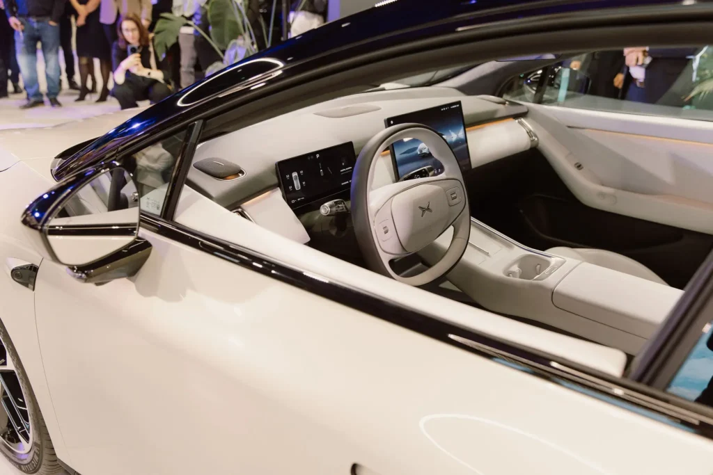 svinīgā pasākumā atklāts jaunais “XPENG Center Riga” autosalons