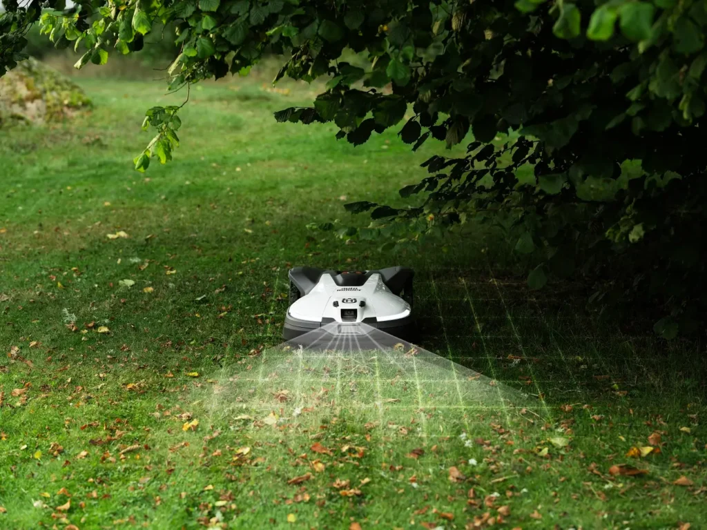 Mākslīgais intelekts ienāk arī zāliena kopšanā: Husqvarna prezentē vēl gudrākus robotizētos zāles pļāvējus