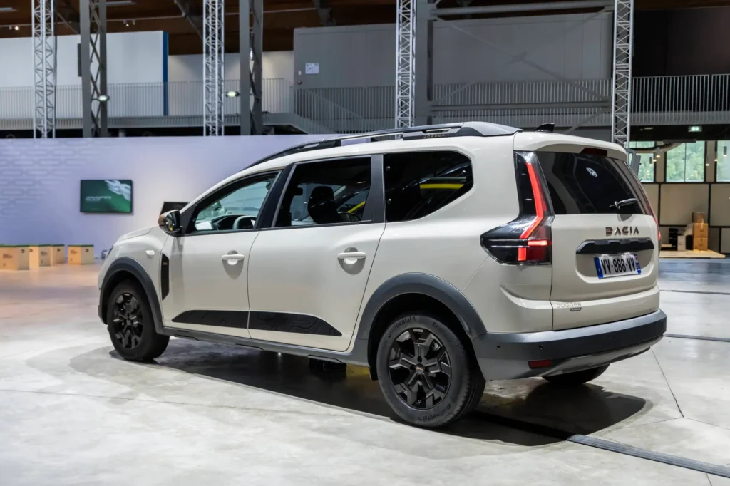 Jaunie SANDERO, SANDERO STEPWAY, JOGGER: Pats svarīgākais par pieņemamu cenu 15 Jaunie SANDERO, SANDERO STEPWAY, JOGGER: Pats svarīgākais par pieņemamu cenu