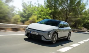 Kia EV4 iekļuvis konkursa Eiropas Gada auto 2026 finālā