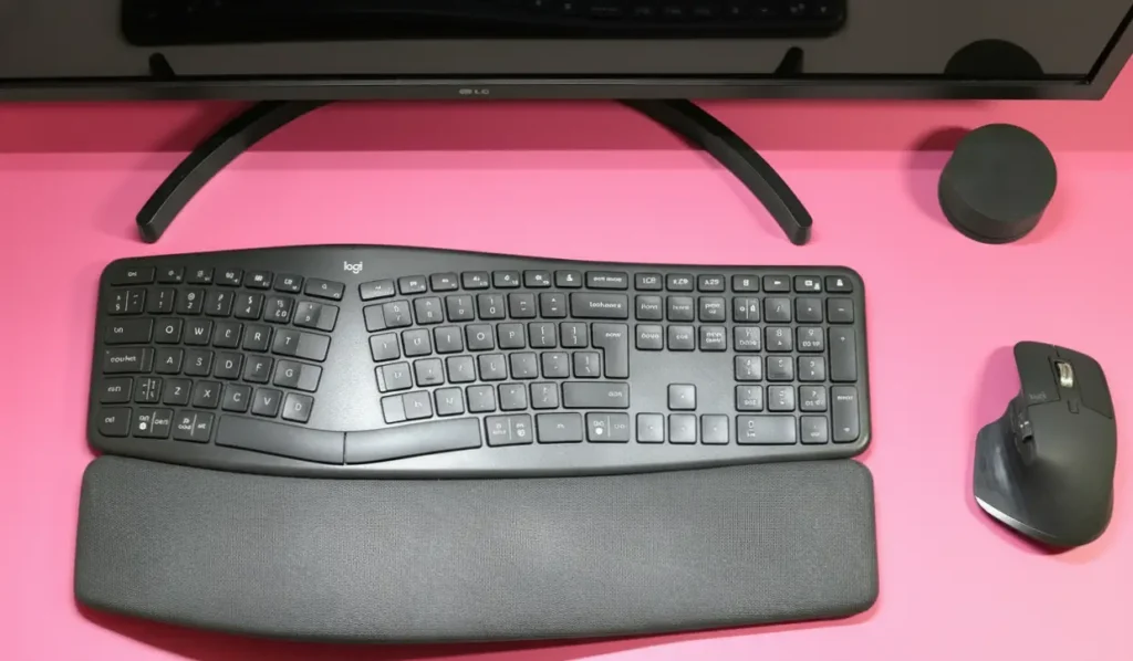 Vai šī ir kosmosa kuģa vadības pults? Nē, tā ir Logitech Ergo K860 klaviatūra 29 Logitech Ergo K860 klaviatūra