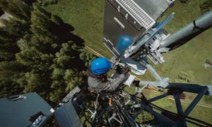 “Tele2” iegulda 400 000 eiro bāzes staciju elektrobarošanas sistēmas uzlabošanā