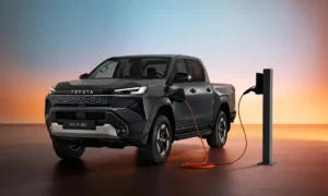 Toyota izziņo jaunās paaudzes Hilux, tostarp pirmo akumulatora elektrisko versiju