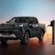 Toyota izziņo jaunās paaudzes Hilux, tostarp pirmo akumulatora elektrisko versiju