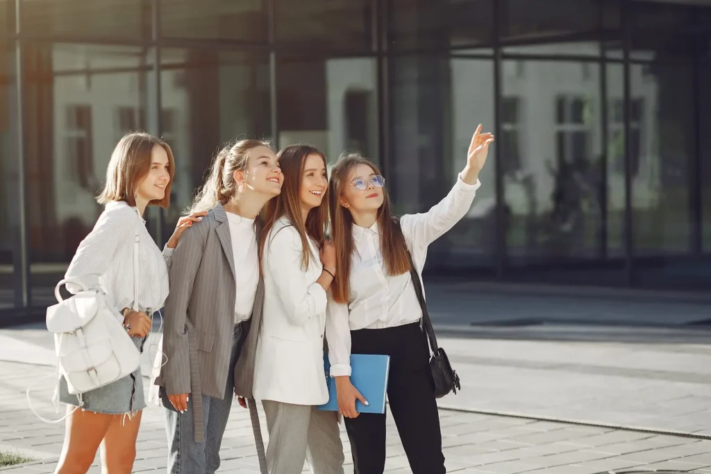Mācību vide pēdējo gadu laikā ir piedzīvojusi straujas pārmaiņas. Saskaņā ar Statista datiem, vairāk nekā 70 % studentu augstākās izglītības iestādēs izmanto digitālas ierīces piezīmju veikšanai, un šis skaitlis turpina pieaugt. Digitālās piezīmes ļauj ne tikai ātrāk pierakstīt informāciju, bet arī strukturēt, meklēt un dalīties ar to reāllaikā. Šī pāreja uz digitālām piezīmēm nav tikai par ērtībām – tā atspoguļo dziļākas izmaiņas domāšanā. Mācību piezīmes vairs nav tikai informācijas glabāšana, bet kļūst par rīku domāšanas organizēšanai. Pētījumi liecina, ka studenti, kuri izmanto digitālas piezīmju lietotnes ar strukturēšanas un sadarbības funkcijām, sasniedz par 13 % augstākus rezultātus komandas projektos.* Turklāt digitālo piezīmju rīku priekšrocība – meklēšanas iespējas, rediģēšana un piekļuve vairākās ierīcēs –  tiek bieži norādīta kā būtisks ieguvums tieši mācību vidē. Izglītības eksperti norāda, ka digitālās piezīmes palīdz pasniedzējiem personalizēt mācību procesu – skolēni var ātrāk dalīties ar materiāliem, pasniedzēji var sekot progresam un sniegt komentārus reāllaikā. Šāda pieeja veicina arī mācīšanās caurspīdīgumu un sadarbību starp studentiem. Arī pasaules mērogā digitālo rīku izmantošana mācību procesā turpina augt. Saskaņā ar Pew Research Center datiem, digitālo piezīmju lietošana pēdējo piecu gadu laikā ir pieaugusi par vairāk nekā 40 %, īpaši Eiropas un Āzijas augstskolās. Arī Latvijā šī tendence kļūst populāra – arvien vairāk skolēnu izvēlas digitālus mācību rīkus gan mācībām, gan radošiem projektiem. Platformā Rethinking Youth uzsvērts, ka jaunā paaudze mācību procesā meklē ne tikai informāciju, bet arī skaidrību. Digitālie rīki palīdz sakārtot domas, pārskatīt vielu un pielāgot mācību ritmu savām vajadzībām. Mikus Tillers, Huawei produktu apmācību vadītājs Latvijā, norāda: “Digitālā domāšana kļūst par jauno standartu. Jaunieši pierod pie informācijas strukturēšanas, nevis tikai tās uzkrāšanas. Digitālās piezīmes ļauj viņiem mācīties nevis vairāk, bet gudrāk – ar skaidrību, radošumu un elastību.” Šajā kontekstā planšetdatori, piemēram, Huawei MatePad 11.5, kļūst par praktiskiem sabiedrotajiem. Ierīce piedāvā PaperMatte displeju, kas ir saudzīgs acīm, komplektā iekļautu magnētisko vāciņu–tastatūru, kas nodrošina ērtu rakstīšanu, HUAWEI Notes lietotni ar rokraksta konvertēšanu un tēmu strukturēšanu, kā arī ilgstošu baterijas darbību, kas piemērota intensīvai mācību dienai. Digitālās piezīmes nav tikai tehnoloģiju izvēle – tās ir domāšanas maiņas izpausme. Jaunieši arvien biežāk