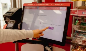Rimi ar Smart-ID saīsina pircēju gaidīšanas laiku pašapkalpošanās kasēs par 15 %